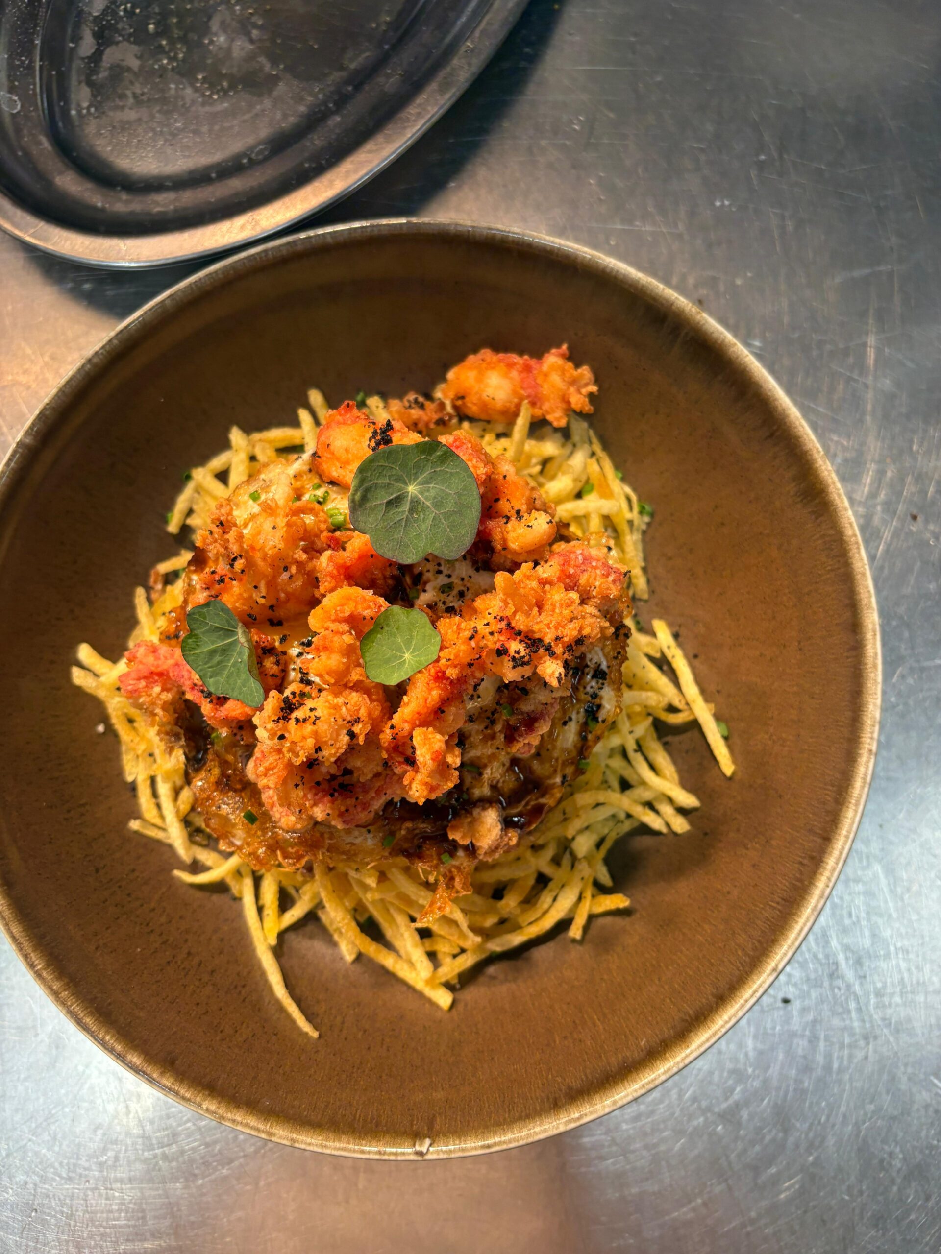 Patitas de bogavante a la andaluza con huevo y patatas fritas — Tragaldabas