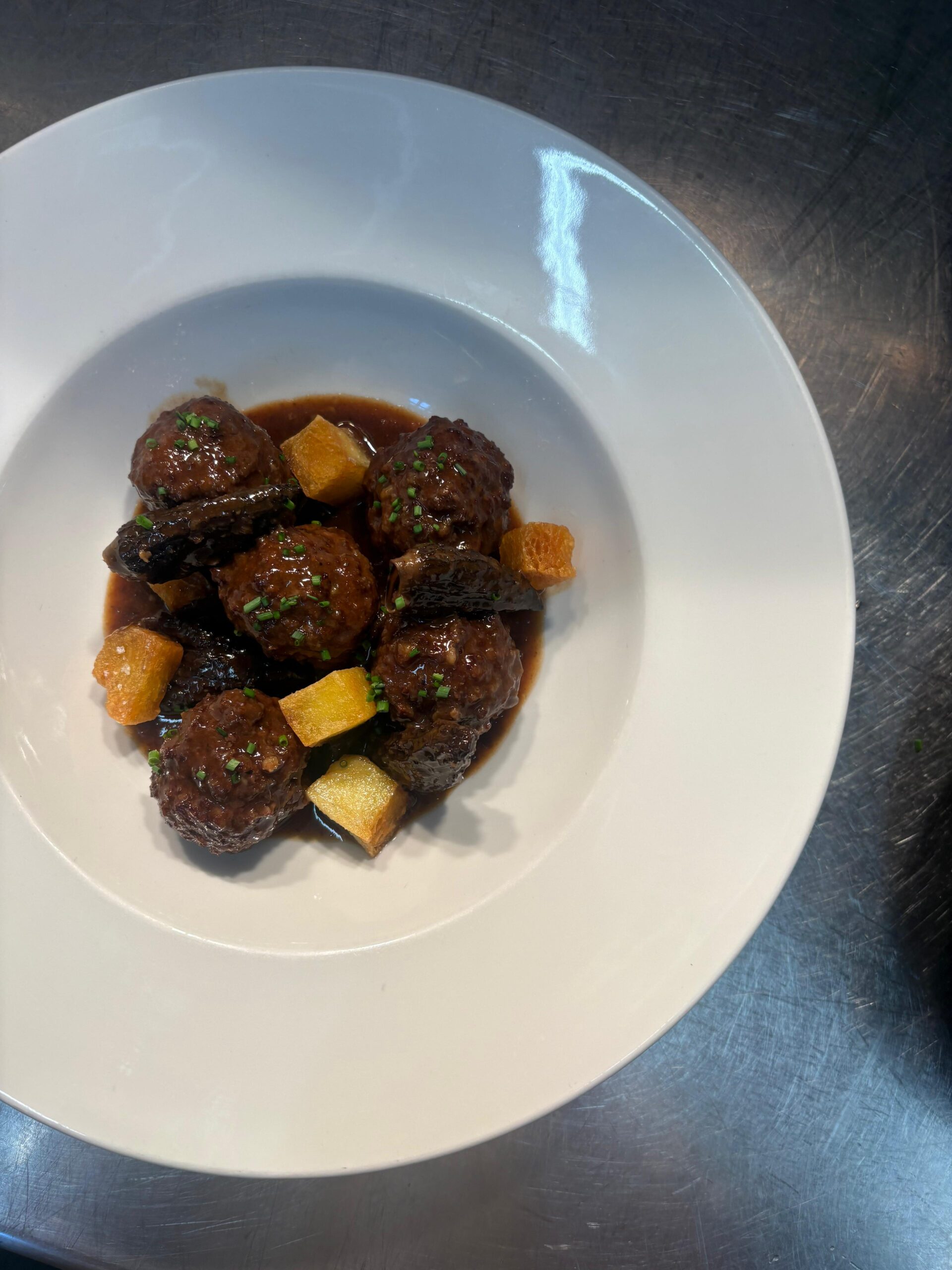 Albóndigas de chuleta madurada con setas de temporada — Tragaldabas