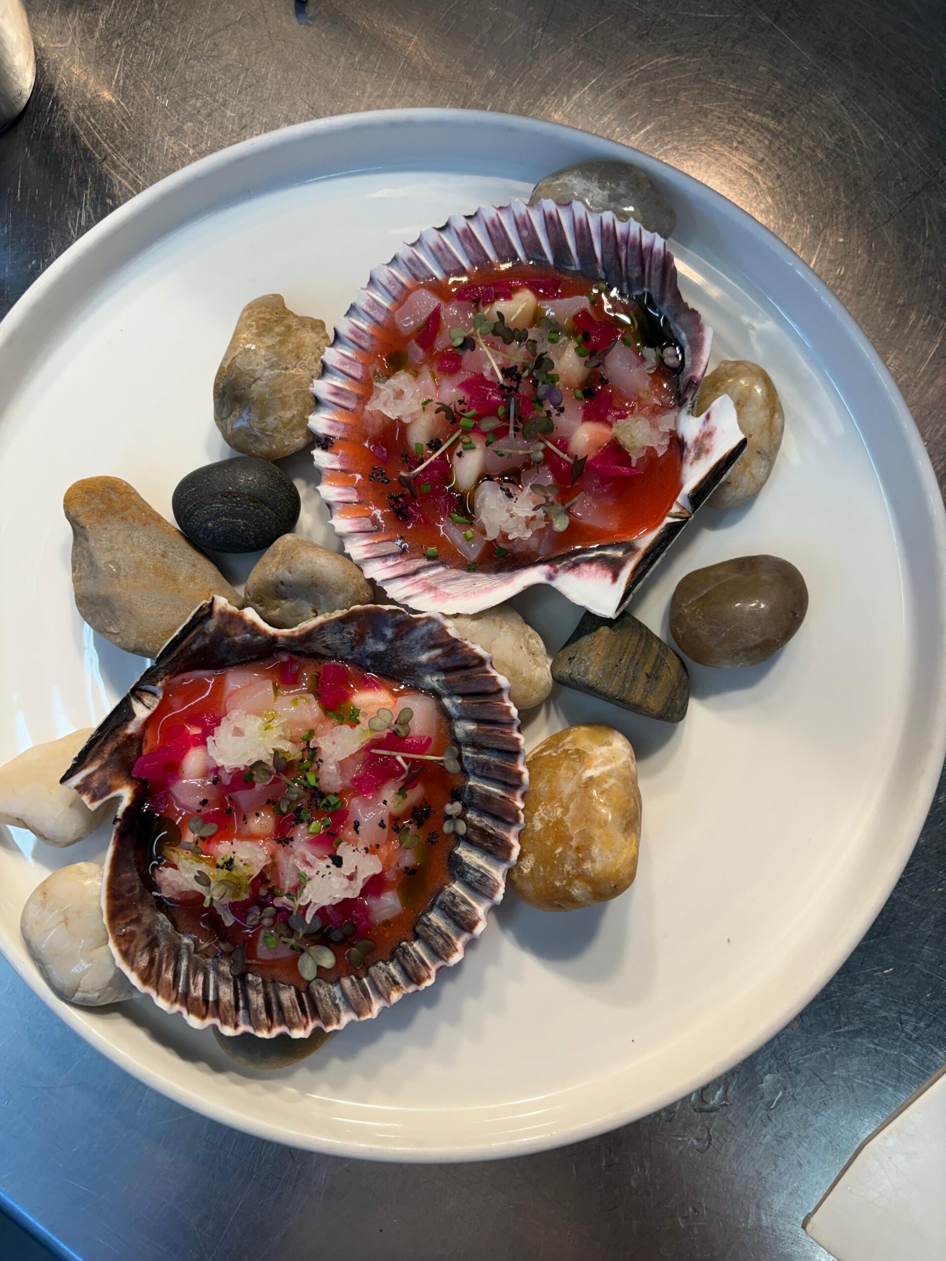 Ceviche de zamburiñas con fresa, cebolla morada y maíz — Tragaldabas