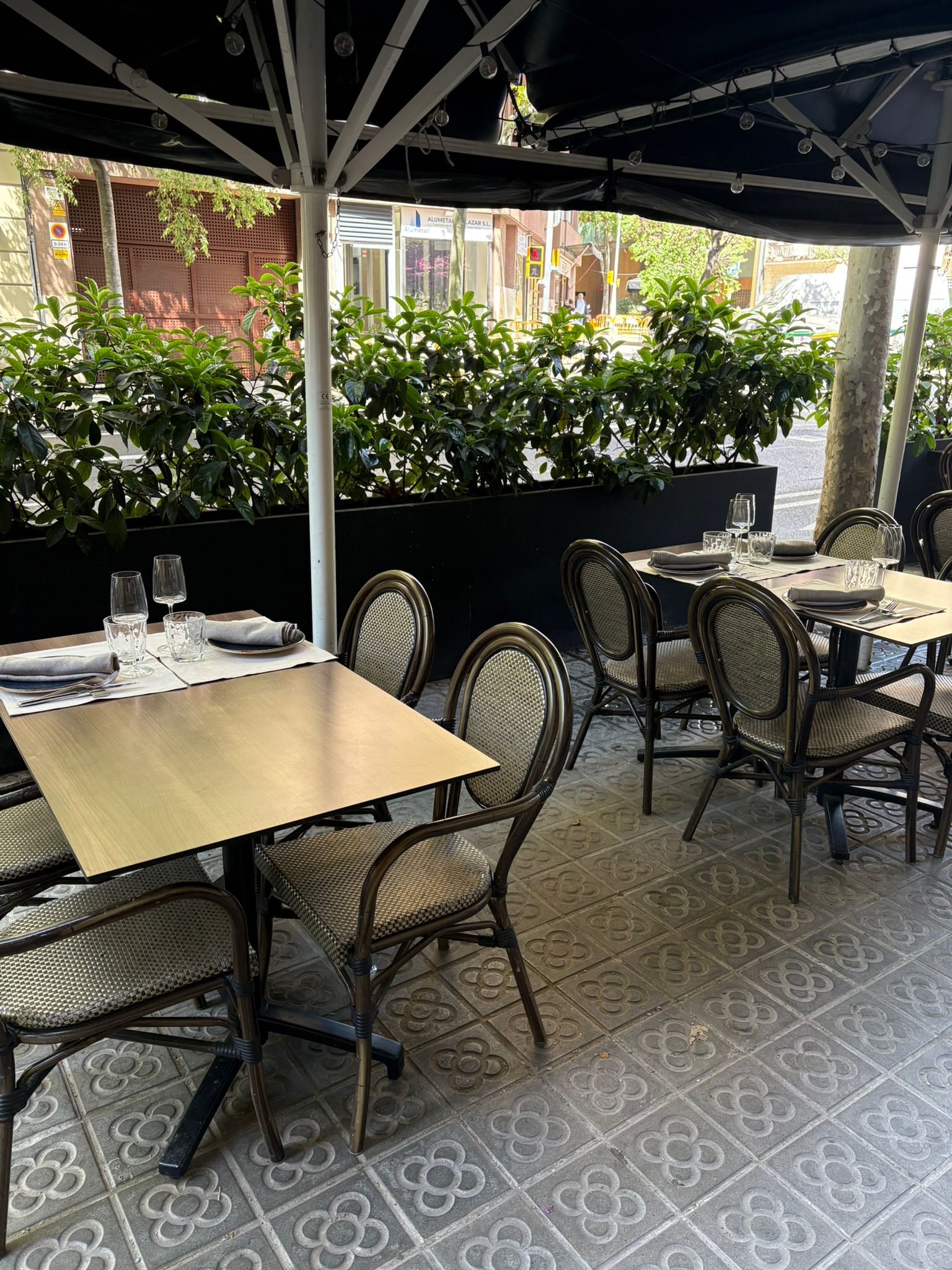 Mesas al aire libre en la terraza de Tragaldabas, Eixample Barcelona