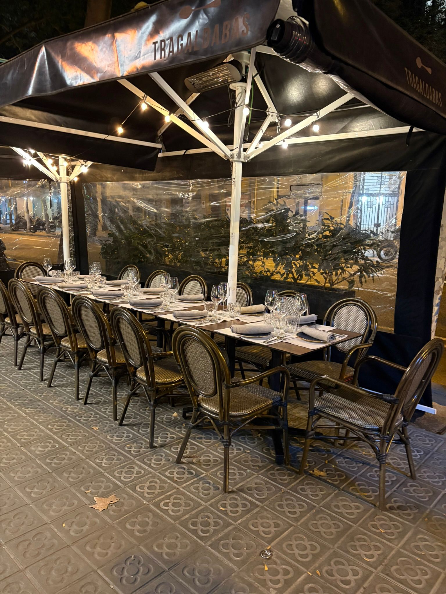 Terraza de Tragaldabas con servicio en marcha