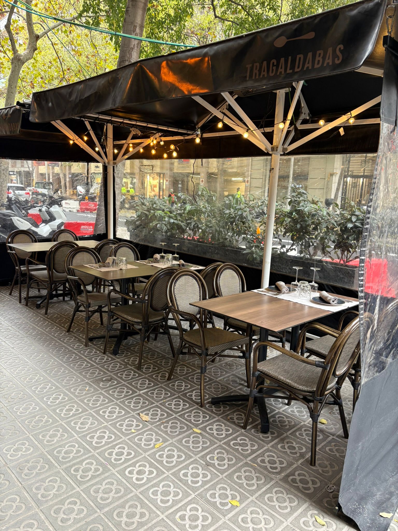 Terraza exterior del restaurante Tragaldabas en el Eixample