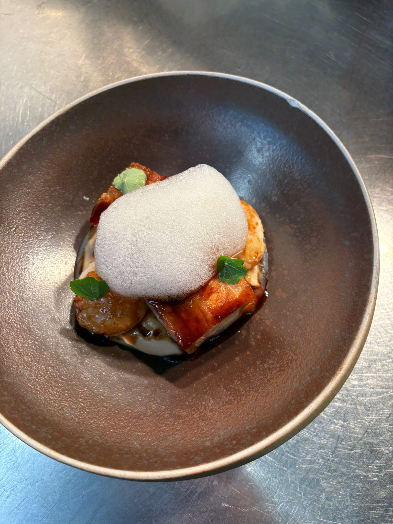 Vieiras con papada confitada, puré de coliflor y aire de yuzu — Tragaldabas