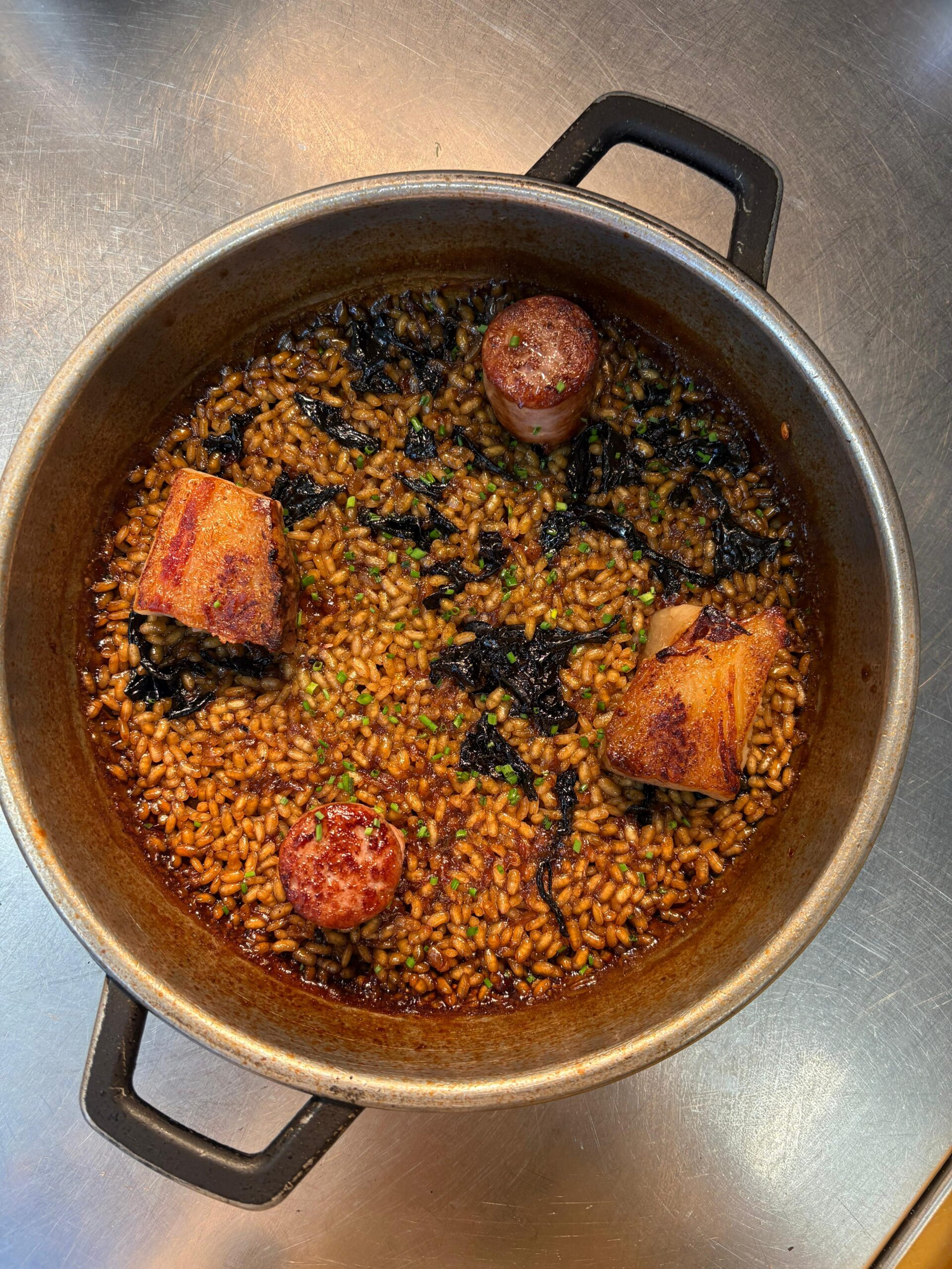 Arroz de montaña con butifarra, trompetas de la muerte y tocino — Tragaldabas Barcelona