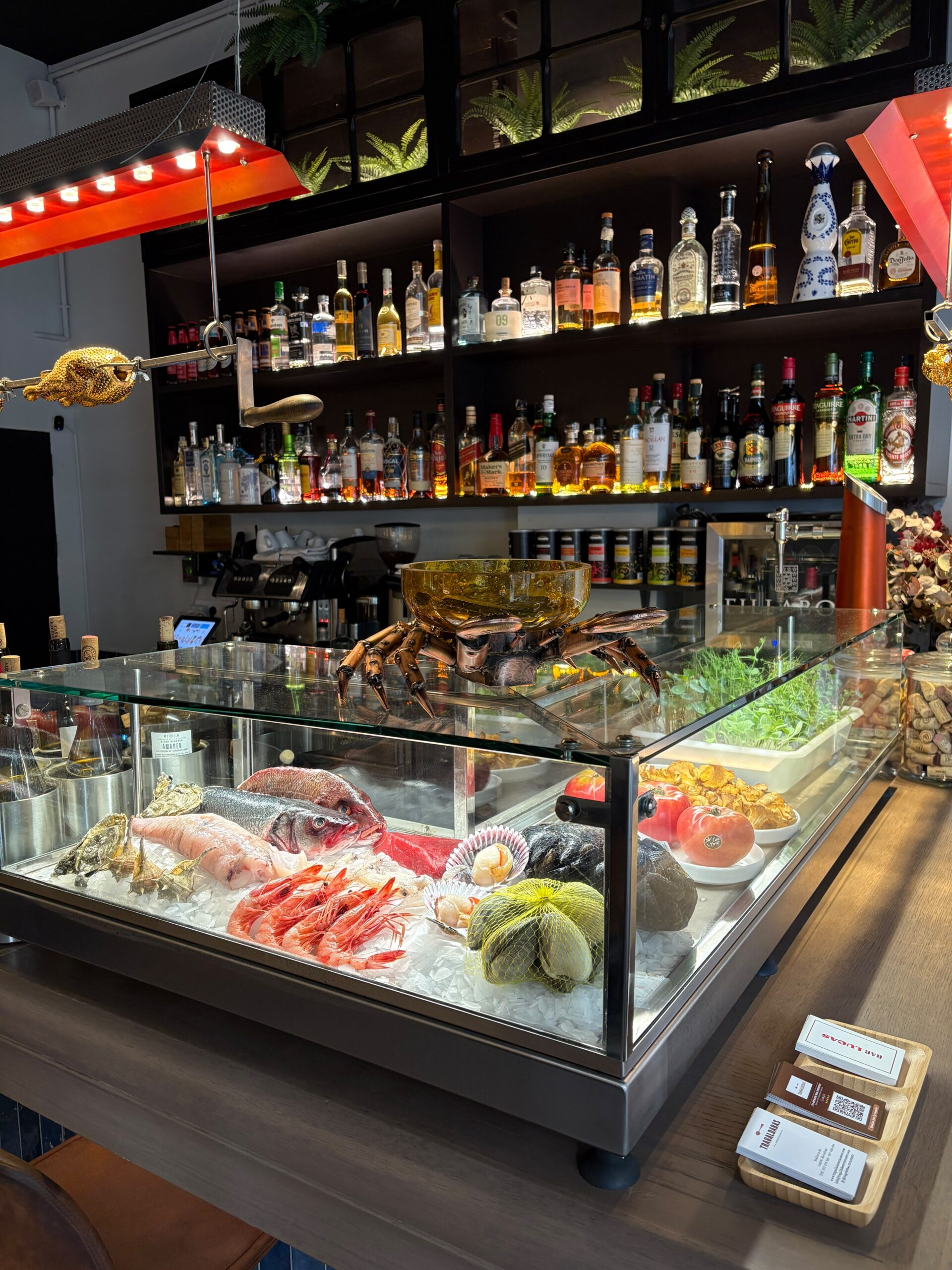 Vitrina central con producto fresco del día en Tragaldabas
