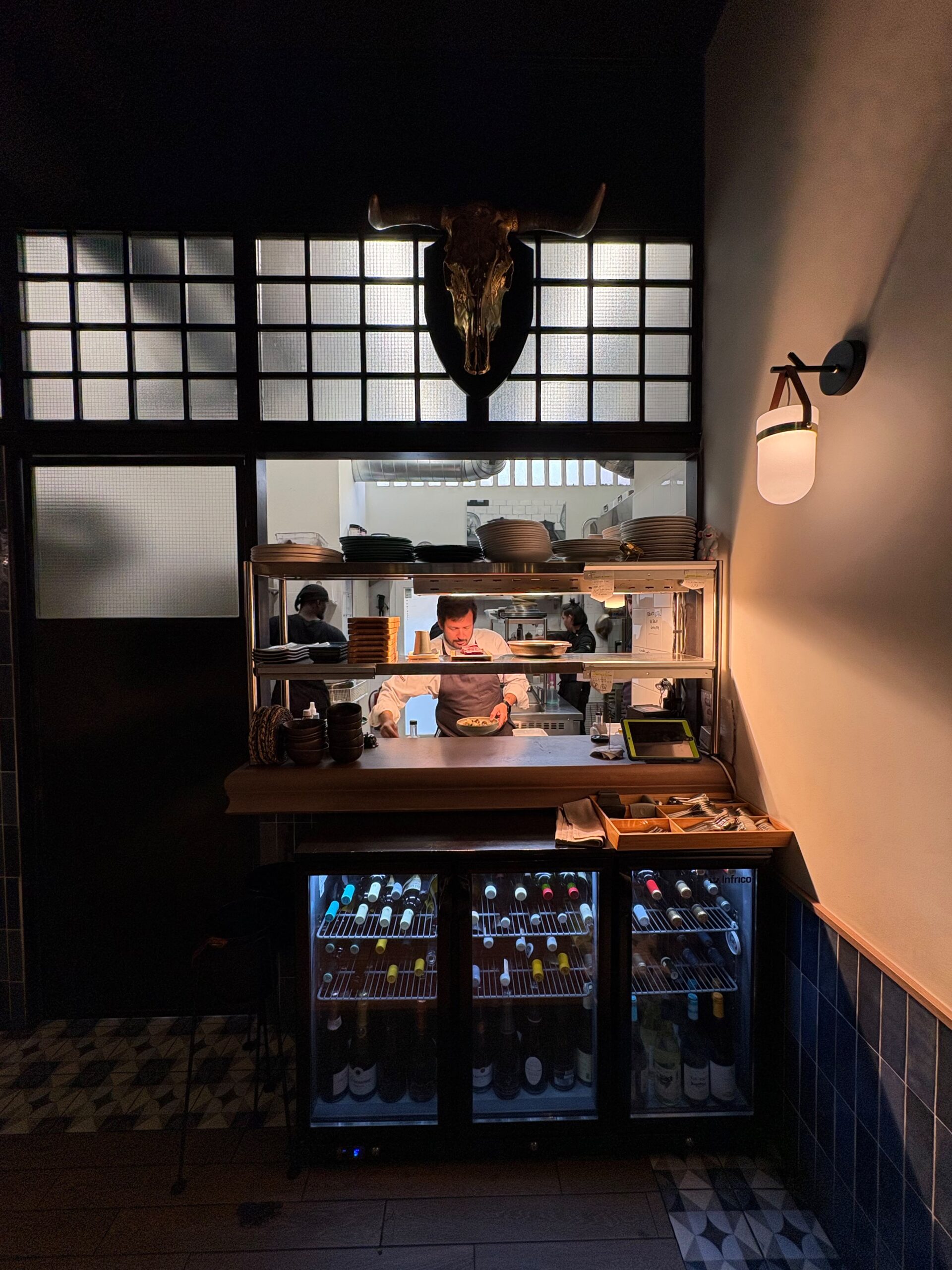 Cocina abierta del restaurante Tragaldabas en Barcelona